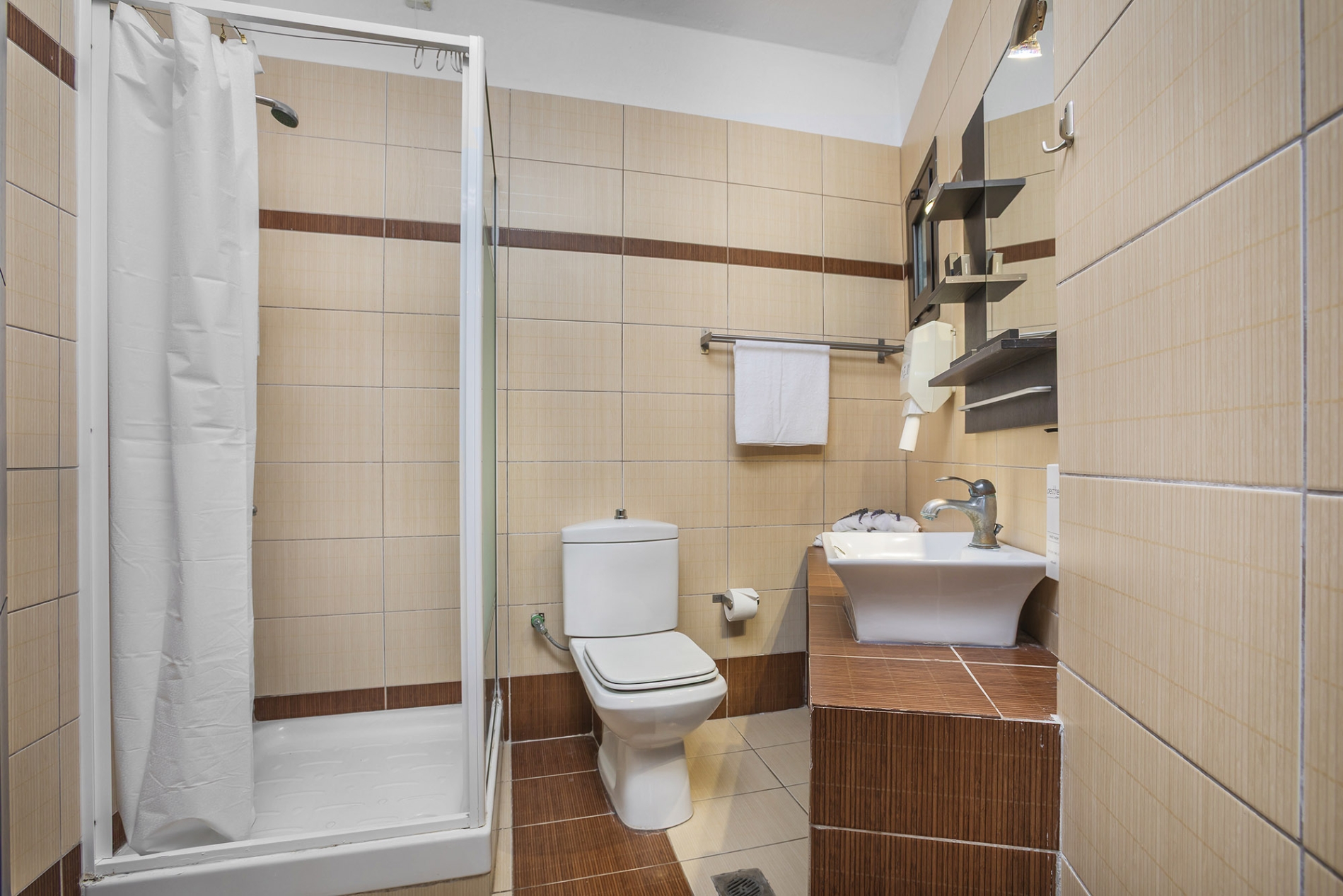 Tiara Holidays - Ohana Hotel - Standard Triple Room kupatilo